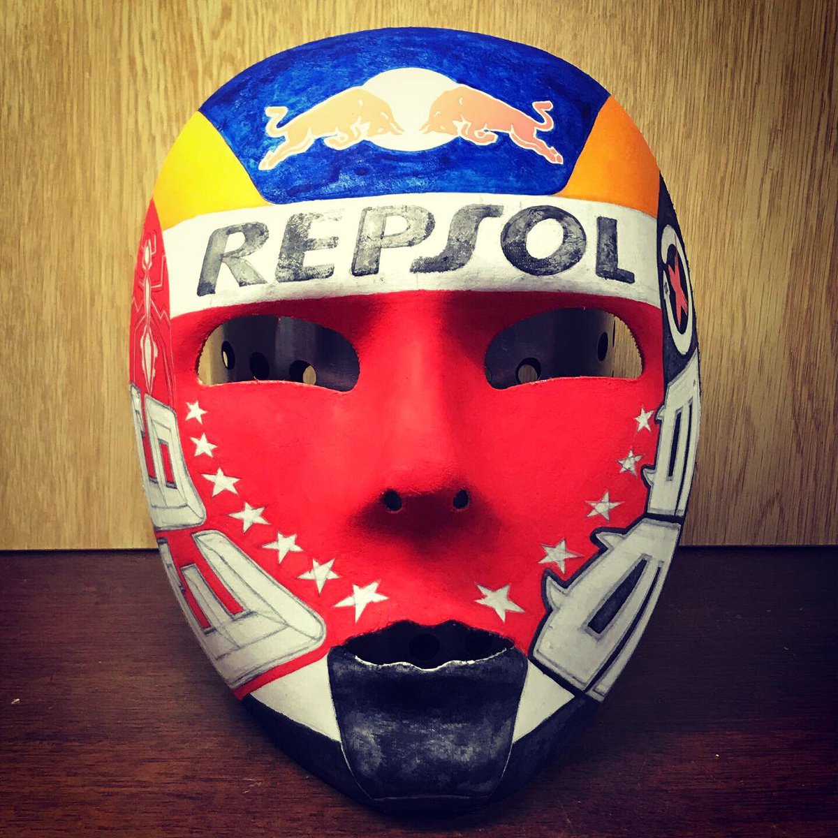 naoq7013's tweet photo. レプソルマスク製作中。
昨日の8耐はモヤモヤ感はあったけどレース自体は面白いものでした。
そしてmotoGPはサマーブレイクも終わり今週からチェコGPが始まります。
後半戦の戦いが楽しみです。

#motogp  #gpmask ＃marquez #marcmarquez #jorgelorenzo #lorenzo #naoq #naohisaq #naohisa https://t.co/zm1E4iyD2U