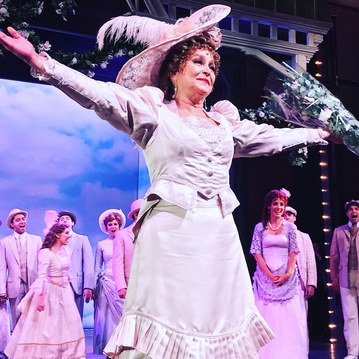 gabrielggodinez's tweet photo. El último tren de Yonkers a Nueva York; la última cena en el Harmonia Gardens.
Ultima función de Hello, Dolly!
Gracias, Dolly, maravillosa mujer, maravillosa compañía, maravillosa temporada.
#hellodolly #hellodollymx https://t.co/uSt4qGq78S