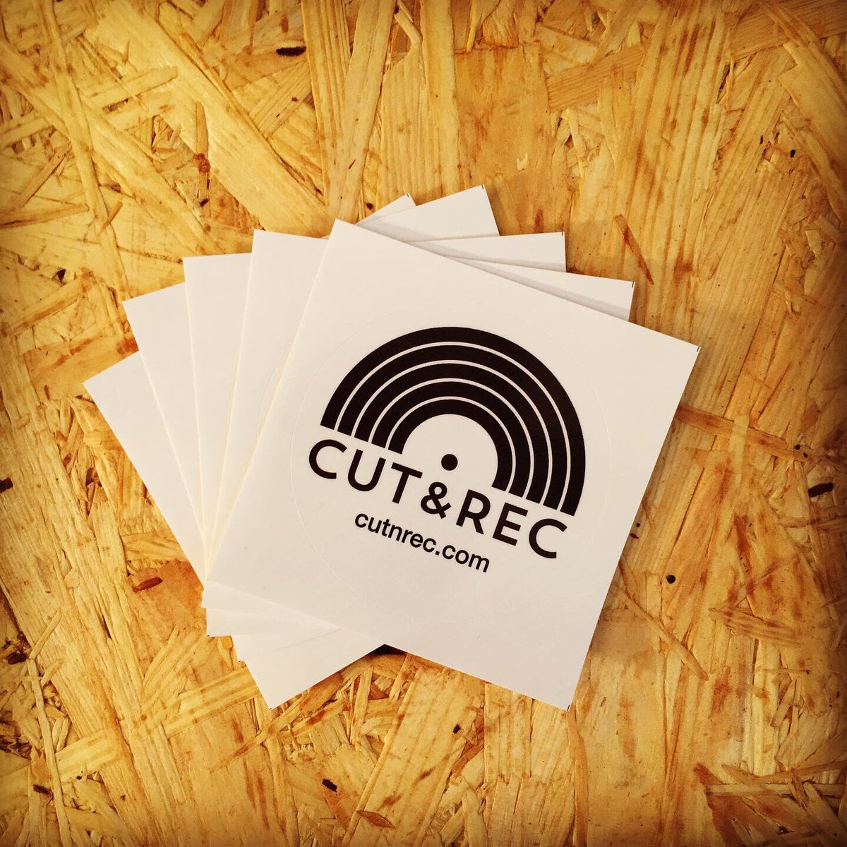 cutnrec's tweet photo. CUT&amp;RECステッカー作りました！今後、都内のレコード屋さんや音楽スタジオ、アパレルショップなどを中心に配布予定なので、見かけたら、ぜひゲットしてください！
#cutnrec #dubplate #ステッカー https://t.co/5thVJJBhDI