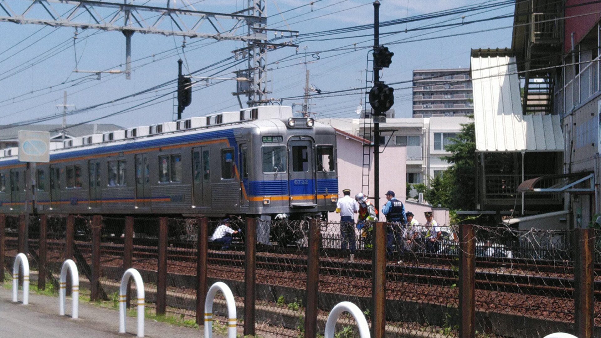 画像 南海高野線 萩原天神駅踏切で車両との接触事故の影響で 前面の部品が壊れてますね T Co C8sths9m11 まとめダネ