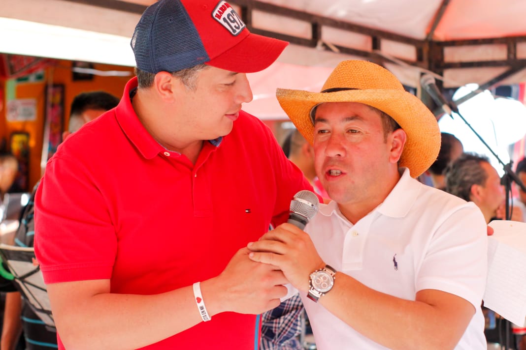 GiovaRamirezM's tweet photo. Con el concejal Alberto Plazas compartimos con los conductores de la empresa Carros del Sur y sus directivas, quienes nos expresaron las principales dificultades que se presentan en Soacha. Una mejor movilidad será prioridad en nuestro Gobierno.
#ConGiovanni https://t.co/y0M817K6A3