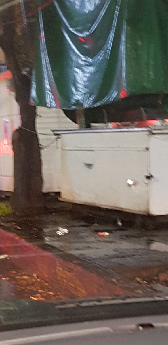 AndresGuzBJ's tweet photo. En el @MetroCDMX estación Mixcoac los ambulantes aparte de invadir las banquetas usan los árboles para encadenar sus puestos y colgar sus lonas y el sitio de taxis para fijar su letrero de no estacionar.
Ojalá @paot @SEDEMA_CDMX y @BJAlcaldia nos apoyen para que se respeten. https://t.co/VcHpsOGses