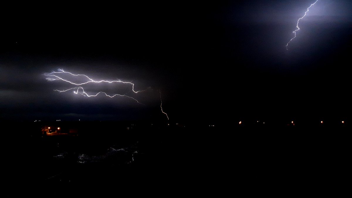sp00k77's tweet photo. #LightningStrikes Florida this evening. https://t.co/Qcu29GYiAi