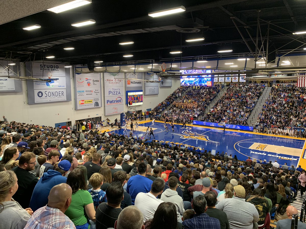 logan_belz's tweet photo. Only 100 days until ‘Runner basketball is back!! @CSUB_MBB @CSUBAthletics @CSUB_WBB 

The Icardo Center is going to be rocking! Don’t forget to get your seats for the last year of the WAC! It’s going to be something to remember. 

Call me today at 661-654-2361! https://t.co/p9O1XqH9VJ