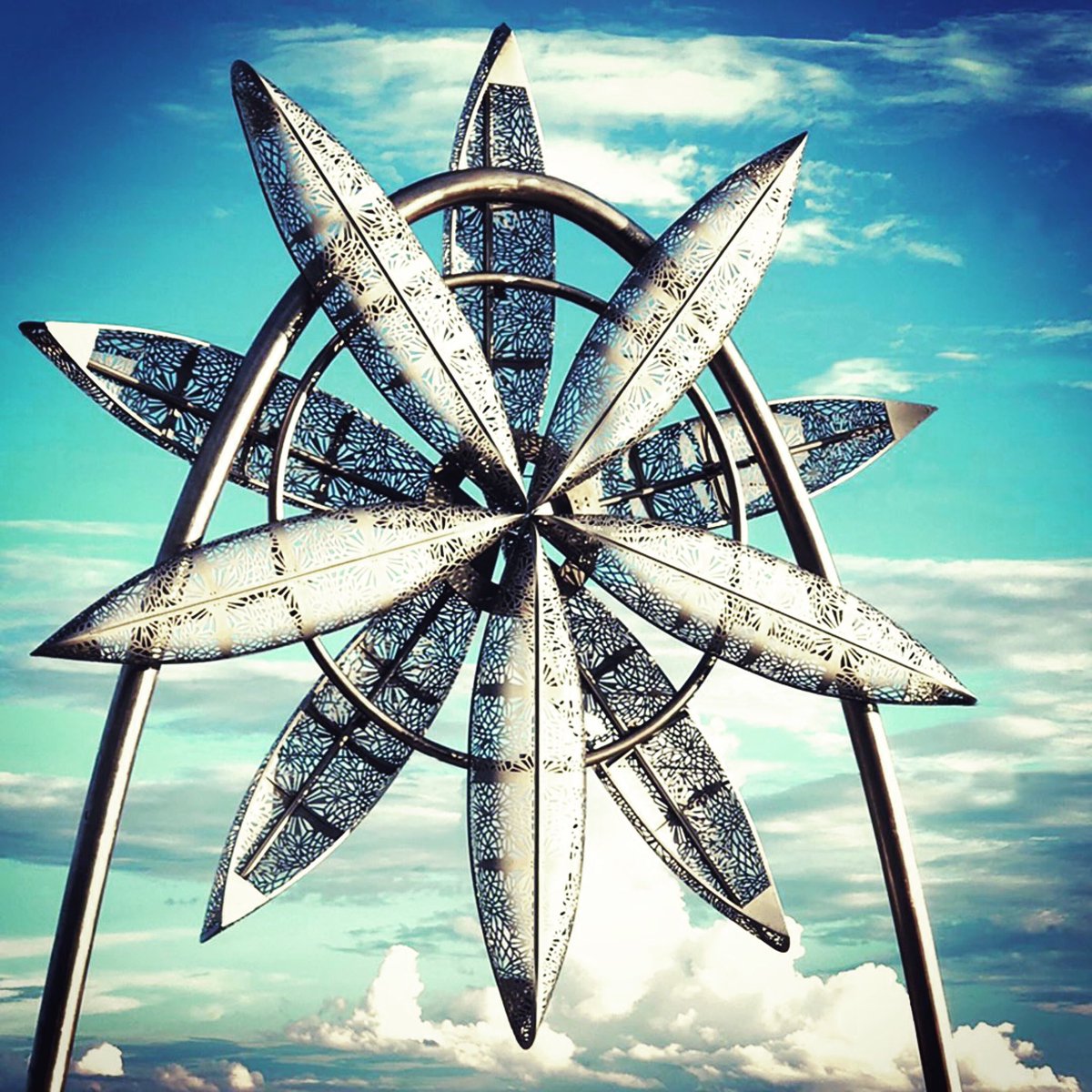 ButtonArtOrg's tweet photo. "The Canoes" by @donaldlipski graces the pedestrian overlook on Lesner Bridge in Virginia Beach. It’s made from actual canoes, with a delicate filigree of cut out patterns.
#publicart #lesnerbridge #donaldlipski #buttonart #buttonartorg #futurestARTShere #canoes https://t.co/m2XYa6EW0S