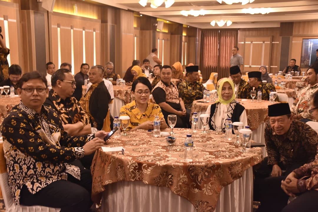 Membuka Sosialisasi Standar Operasional Prosedur (SOP), lembaga pengelola bergulir Koperasi &amp; Usaha Mikro, Kecil dan Menengah (LPDM - KUMKM), dihadiri oleh Sekretaris Kemenkop UKM RI 'Rully Indrawan', Ketua Dekopinwil Jabar 'Mustopa Djamaluddin', dan bersama pengurus anggota.