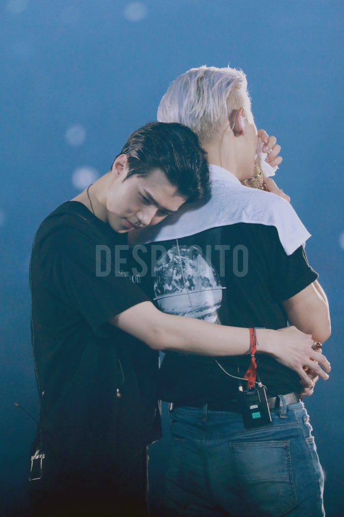 보정은 하구 싶은데 월요일이라 바빠서 파일을 못 열어보는 자의 최후 핸드폰 보정......... 뜹....... 로고도 없구.....! 흑흑 세후나 보고시퍼 찬열이 형 달래주는 세훈이ㅜ흑흐규ㅠㅠㅠㅠㅠㅠㅠㅠㅠㅠㅠㅠ 형아 울지마 눈.눈 조만간 보정해서 올려보께요 흑흑흐르흑흐그그그구ㅜㅜㅜ