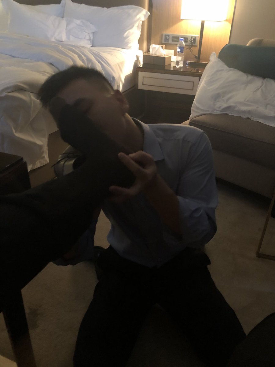 西装骚狗迫不及待的来伺候老子，进门就直接跪下来，抱着老子的鞋又闻又舔，下面还一直流水。乳头轻轻一碰就浪叫，脸上写满了贱。