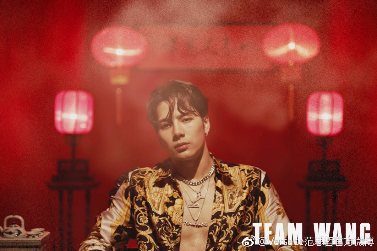 AddictingSmile's tweet image. I hope Jackson’s figure at Madame Tussauds 🇭🇰 will wear this👇 Versace outfit from Different Game MV with his ‘王’ and Team Wang necklaces 🎉🎊

Can’t wait 😊🤗😘

@TussaudsHK 
#DifferentGame
#JacksonWang #잭슨 #王嘉尔 #TeamWang #GOT7 #2YearsWithTeamWang @JacksonWang852