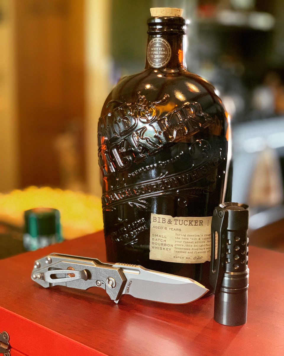 jmbeyer85's tweet photo. How’s your Sunday going ? #whiskey #knives #hinderer #edc #barrelflashlightcompany https://t.co/T7vA24rlxc