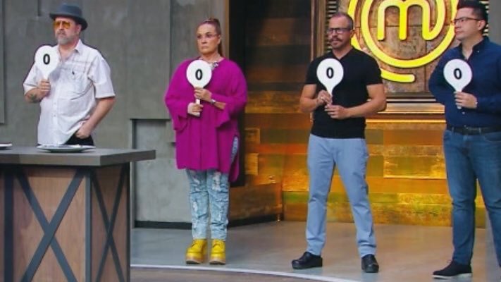 MasterChefMomos's tweet photo. Mis amigas y yo bien envidias calificando a las novias de nuestros crushes: 

 #DuelosMasterChef https://t.co/aUMfkXgb4l