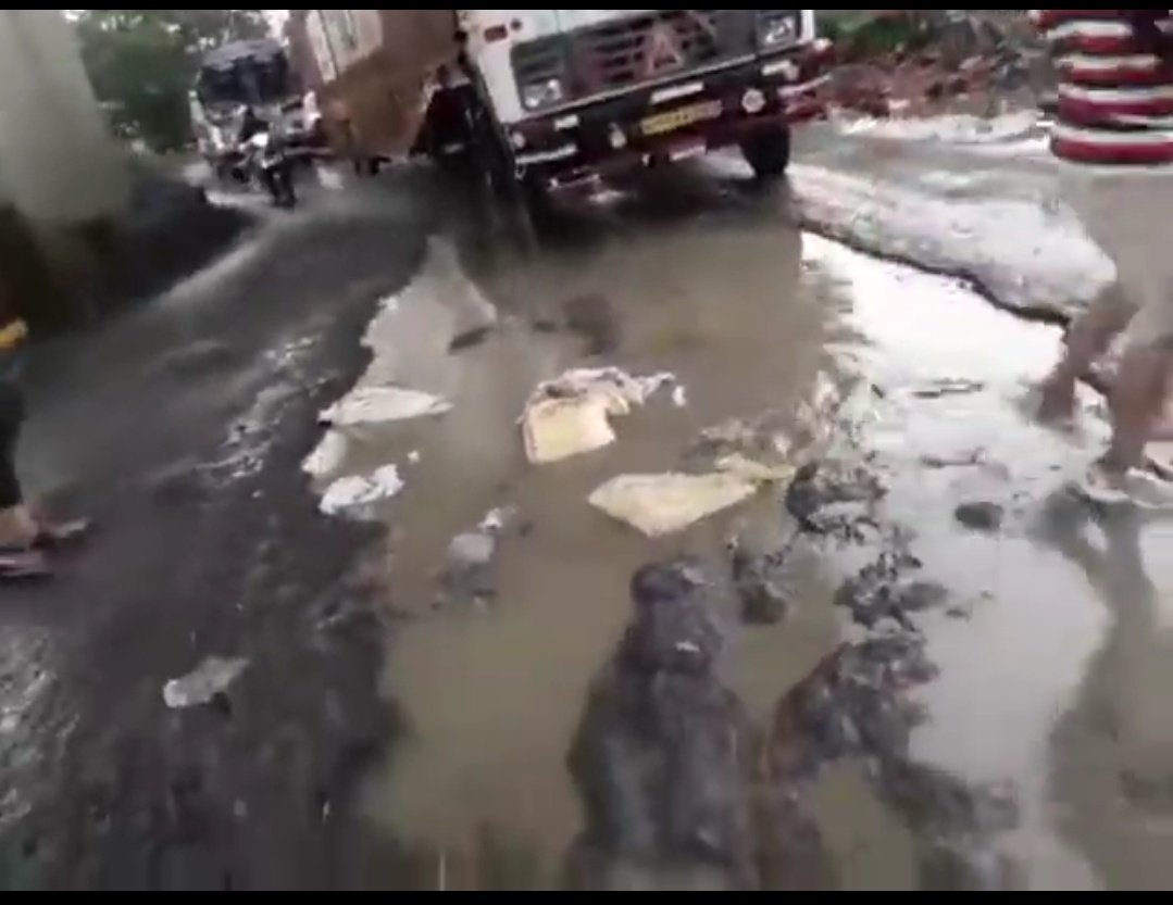 PotholeWarriors's tweet photo. @BhaktiPark37 @mymalishka @bigbullq8 @AleeshaGupta @WadalaCitizens @MMRDA_TWEET @mybmc @Delzan @MumbaiMirror @QuintMyReport @TOIMumbai @mrpotholeuk @maheshengineer @KMMIRROR @creativeashu @j4j3 It was not Pothole.
. it was a grave of Unlucky CommonMan, 🛵
#WadalaFreewayExpress 
#WadalaKillerExpress 
@MushtaqAnsari80 @ChaiMIRROR @alka_MIRROR https://t.co/S2SRvDqpP2