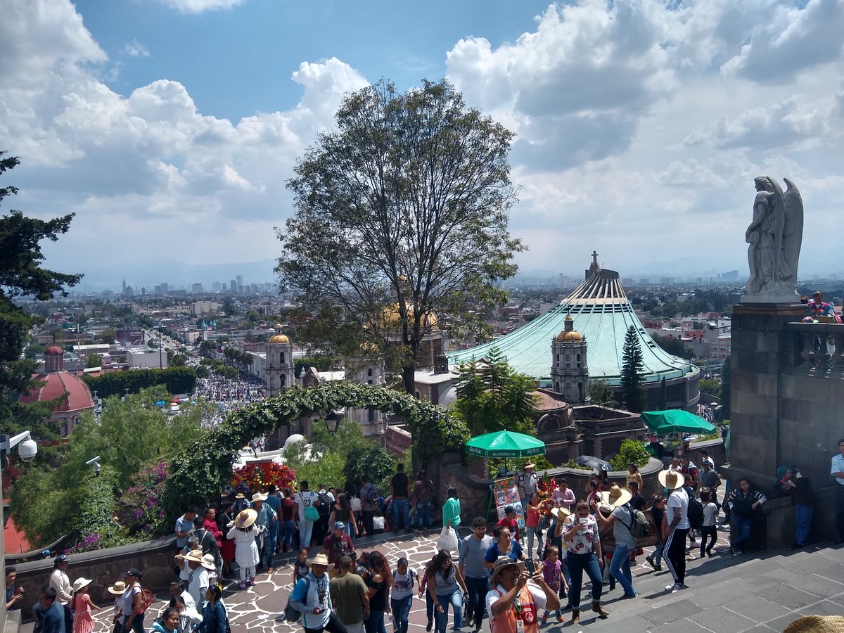 Alejand92637245's tweet photo. Que hermosa visita hoy en la basílica 🙏 y la hermosa visita de los peregrinos de quéretaro https://t.co/YLn8DlErEz