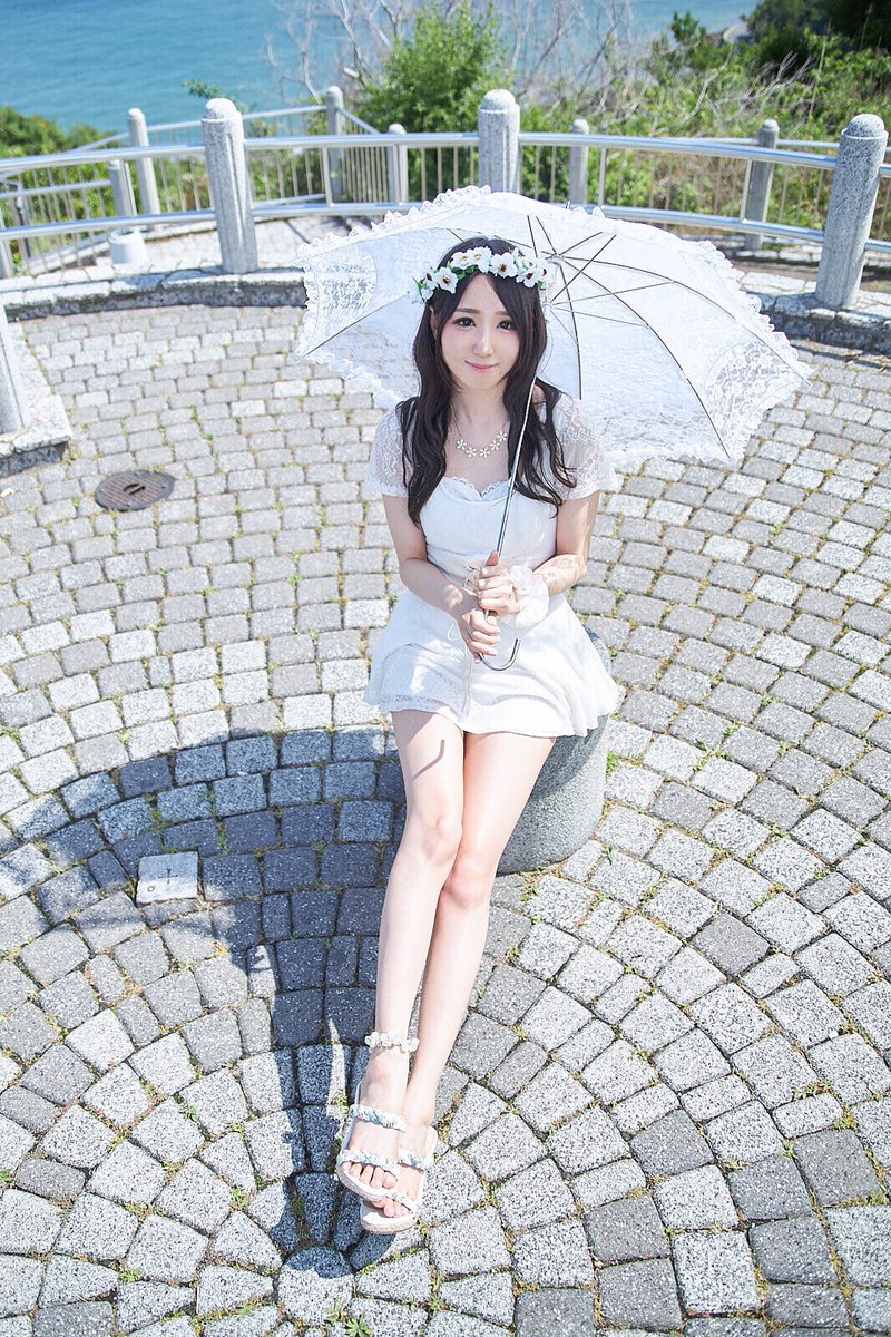 【?夏のポートレート⑤?】
悩んだ末、結局絞り切れなかった写真のオマケ集みたいになってしまった?笑
今回はカメラマンさんが本当に色々な撮り方・色味・設定での撮影を試してくださり、同じ被写体でも雰囲気や印象が変わって見えて凄く面白い…