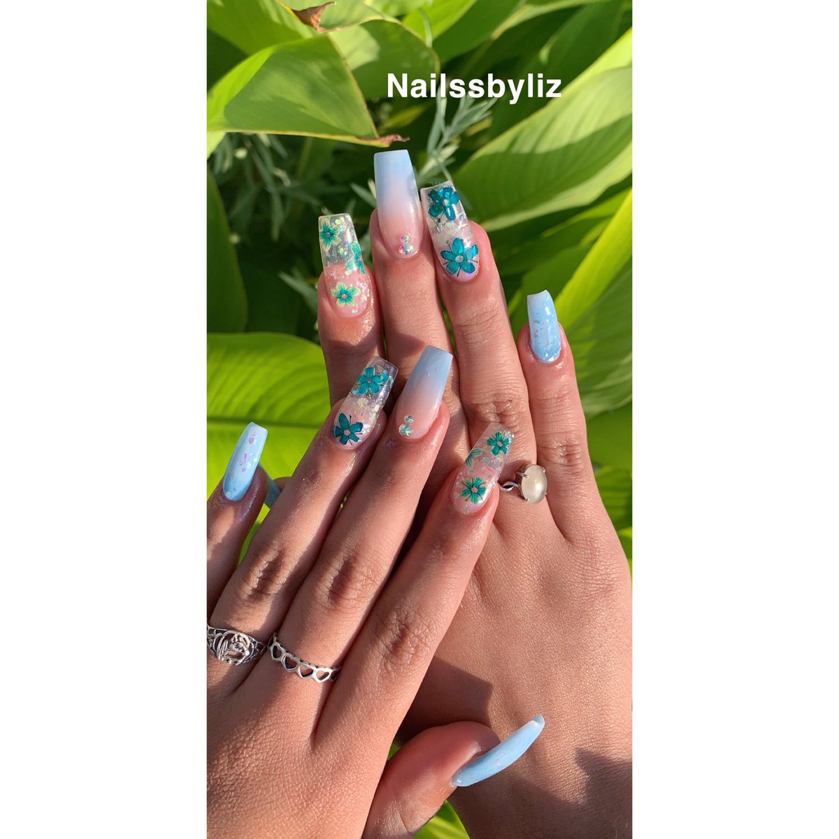 _LVGlam_'s tweet photo. Part 1: Blue Ombré 💙💙😇 #blue #ombre #flowers #jewels #badazzle #sanails #nails #nailsbyliz #nailtech #sanailtech https://t.co/mHAa7ZtrLR