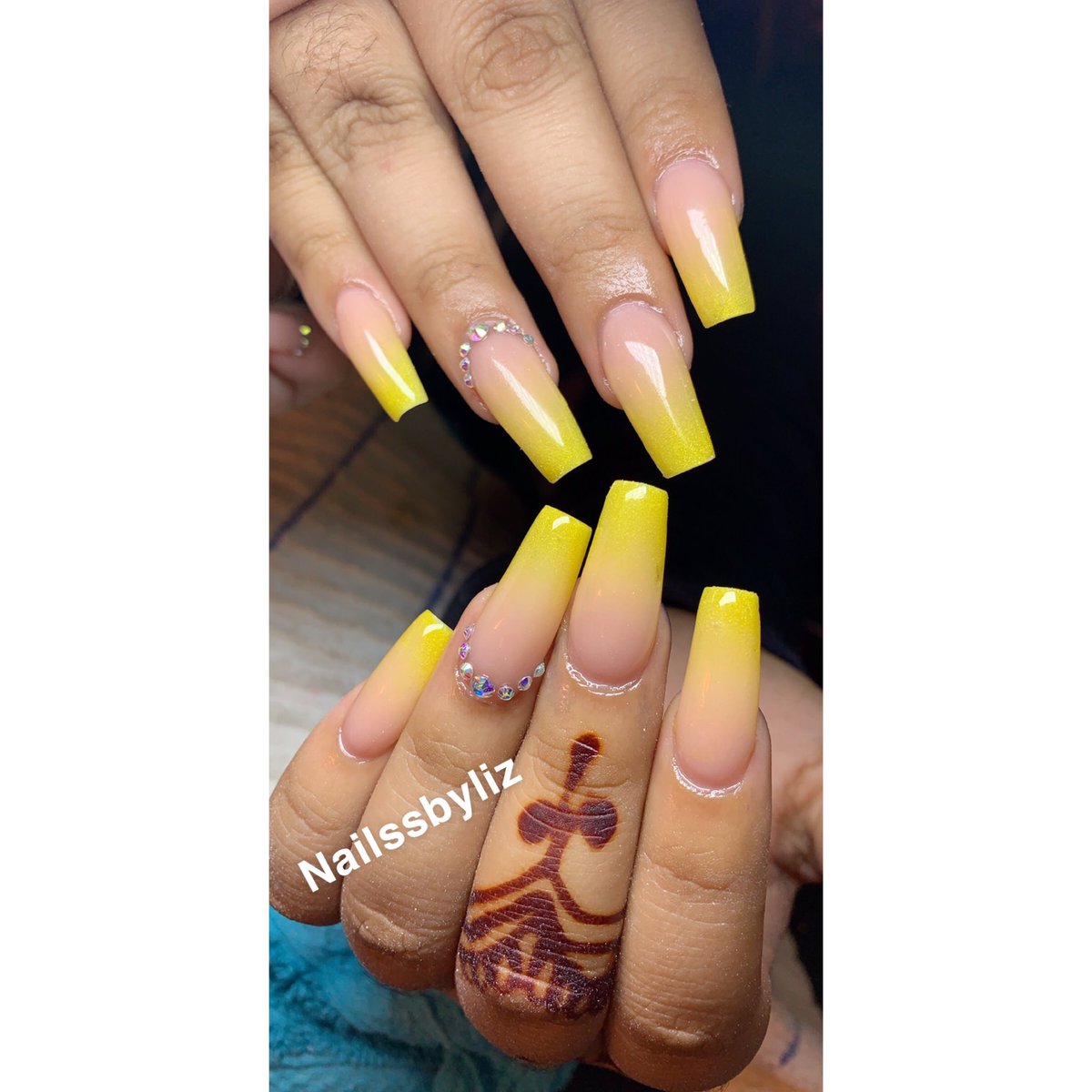 _LVGlam_'s tweet photo. Part 1: Yellow Ombré , that blend though ! 🤯🥴 #yellow #ombre #simple #nails #nailsbyliz #sanails #sanailtech #bedazzle #bling #rhinestones #nailtech #thatblendtho https://t.co/AlDuwJXuWI