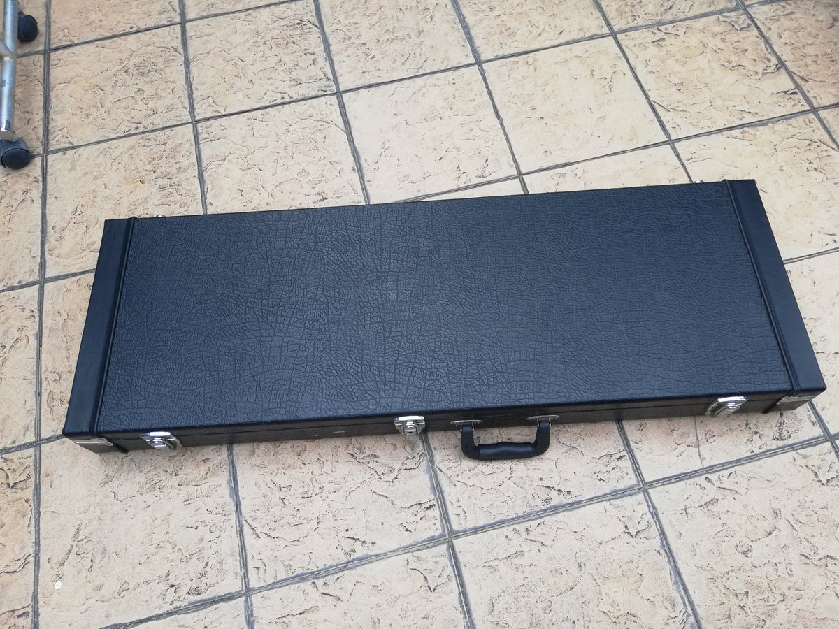 furizu's tweet photo. Hey what's up errbody. With a heavy heart, I'm selling off my Fender MIJ ST57 reissue. Item comes with a hard case. Kindly PM me for more details. Thank you in advance. @ttditv @bandarutamaTV #fender #st57 #wts https://t.co/QvK2C8sCsc