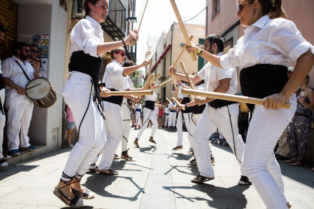 lessantesmataro's tweet photo. Comencem el darrer dia de #lessantes. Encara teniu forces i ganes de Festa Major?Avui és dia de #vermutdebastons, #enfigurat, #anematancar, #espaifamiliar,concert de Festa Major, #tronada, #Espetecfinal i #albada. Consulta tots els actes al web de la Festa https://t.co/bAK5vBUbx7 https://t.co/rBbrQInucG