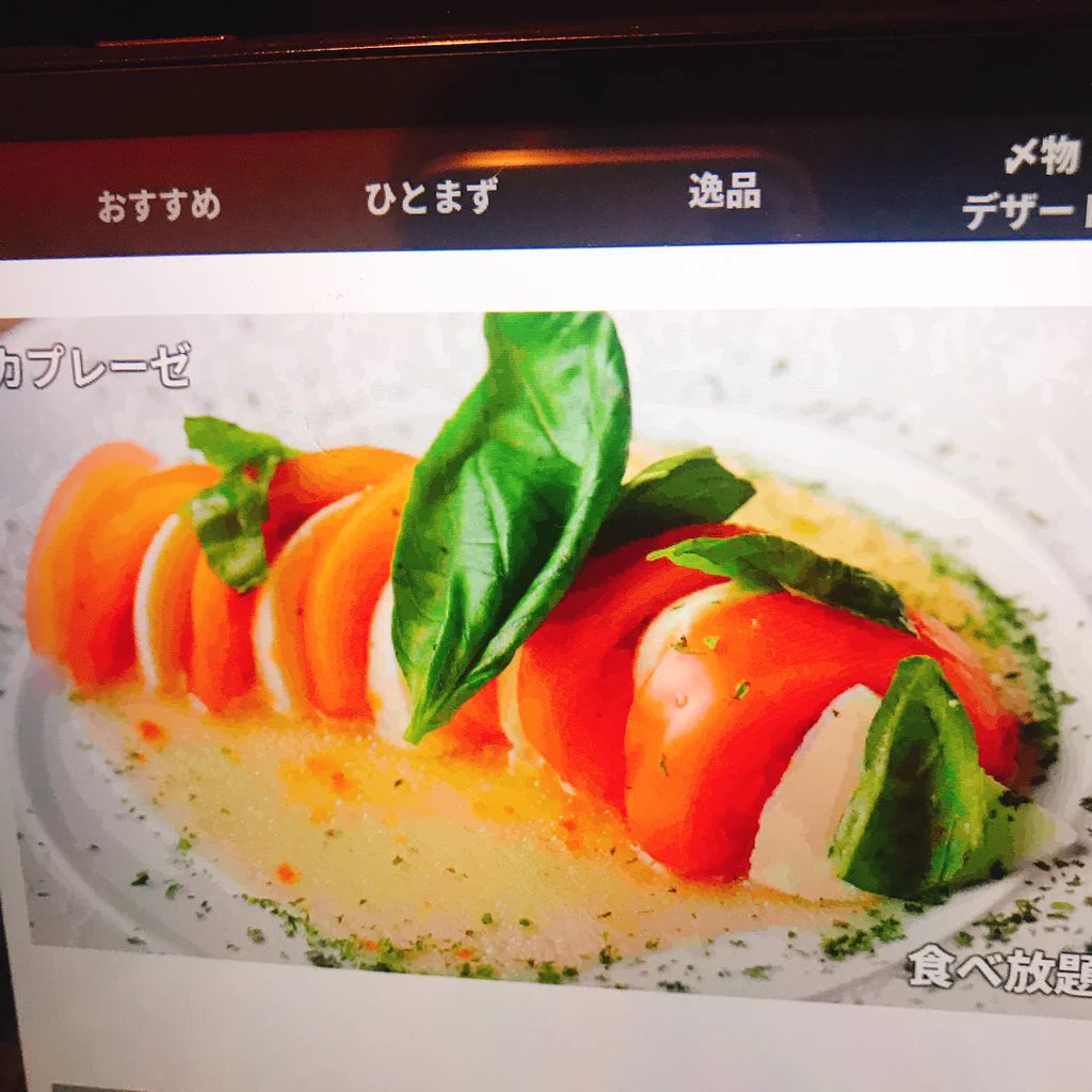逆に感心する？カプレーゼを頼んだらメニューと全然違う極薄トマトが出てきたwww