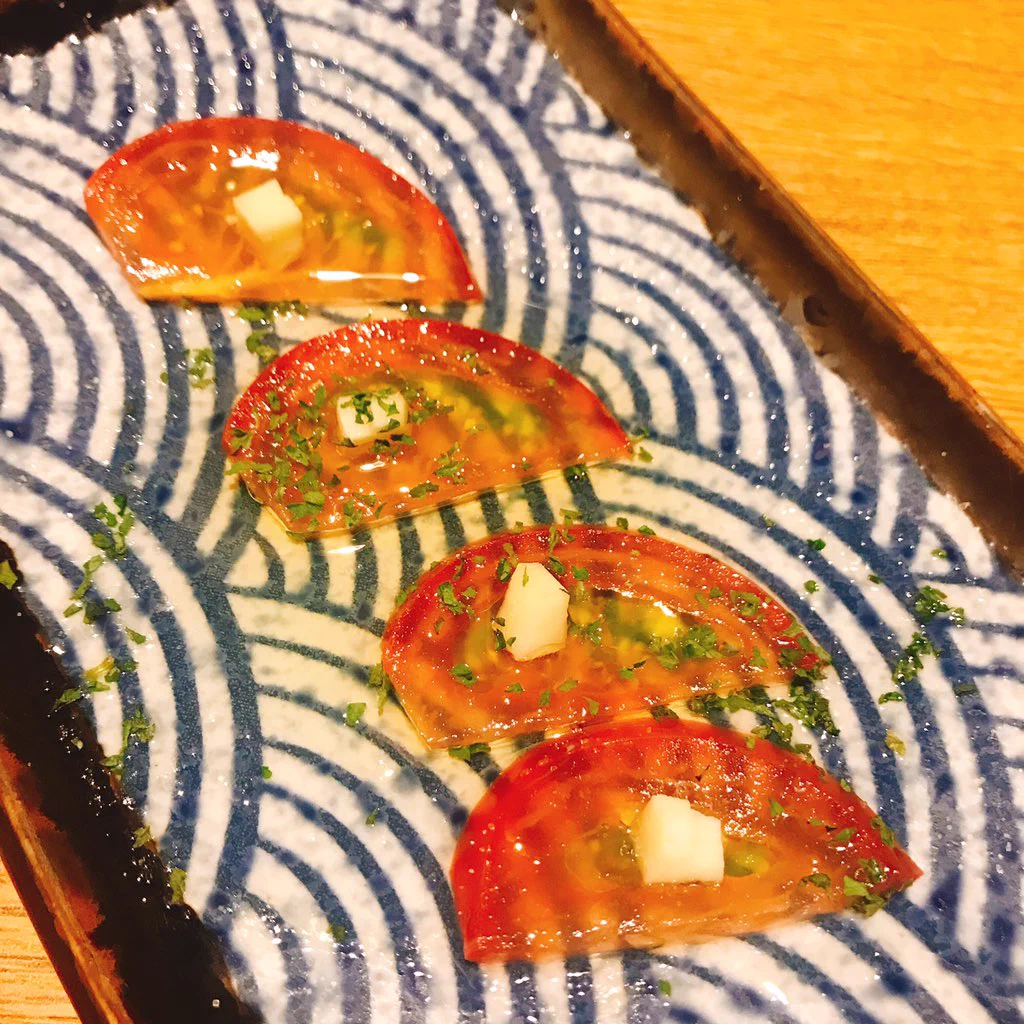 逆に感心する？カプレーゼを頼んだらメニューと全然違う極薄トマトが出てきたwww