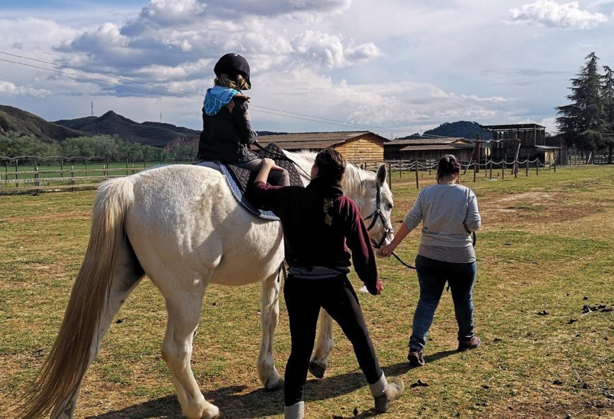 FPDEcuestre's tweet image. #Collaborations2019. @FPDEcuestre donates equestrian equipment to @PsicoTAA for its #EquineAssistedInterventions program.
They have a multidisciplinary team that attends to a numerous &amp;amp; varied profile of beneficiaries. Results can be seen in images like these. Outstanding work!