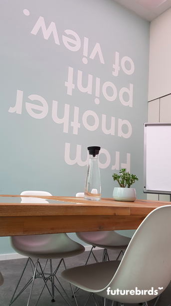 FuturebirdsDe's tweet photo. Guten Morgen zusammen ☀️ Wir starten gleich mit unserem ersten Meeting in die Woche.💯 Der Spruch an der Wand im Meeting Raum erinnerst uns dabei immer daran nie nur eindimensional zu bleiben. Das wünschen wir euch auch 😊 

#futurebirdsDE #neuesarbeiten #mondaymorningthoughts https://t.co/2kzUbBWrdj