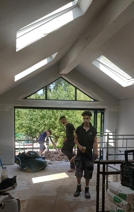 This #Leicestershire build is looking quite fantastic so far, thanks to <a href="/sherriff_mr/">Ben Sherriff</a>! 🏠🔥

FAKRO's PVC centre pivot #roofwindows are already illuminating it with radiant Summer rays! ☀️