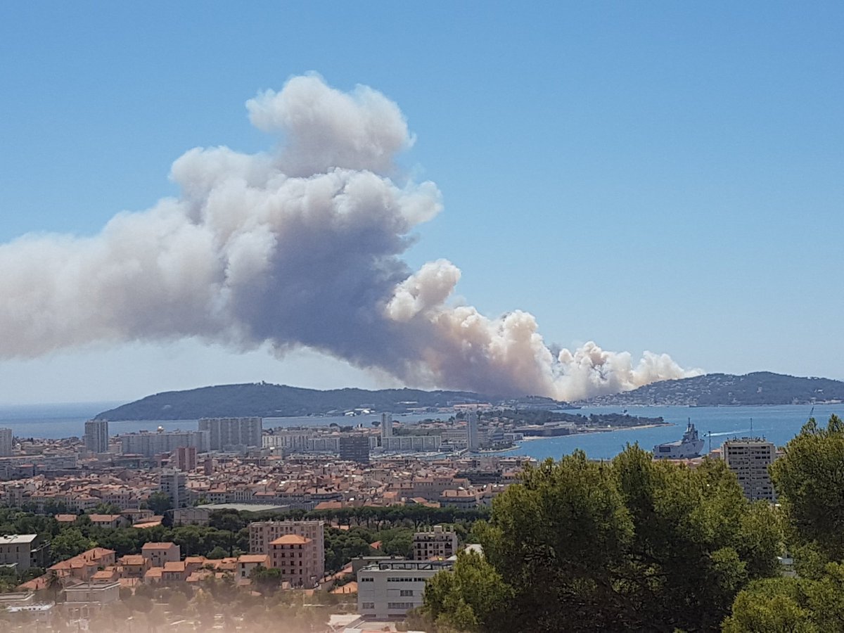ValentinGies's tweet photo. Impressionnant incendie à Saint Mandrier pres de Toulon #Toulon #saintmandrier https://t.co/d9dI3WP8LA