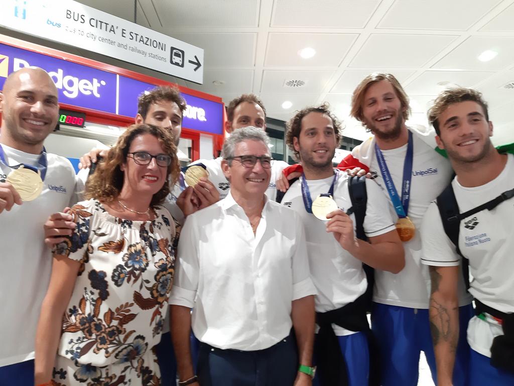 GLI ATLETI “LIGURI” DEL SETTEBELLO CAMPIONE DEL MONDO RICEVUTI IERI SERA ALL’AEROPORTO DALL’ASSESSORE ALLO SPORT ILARIA CAVO
 
Tra fine agosto e i primi di settembre prevista la consegna di un riconoscimento regionale