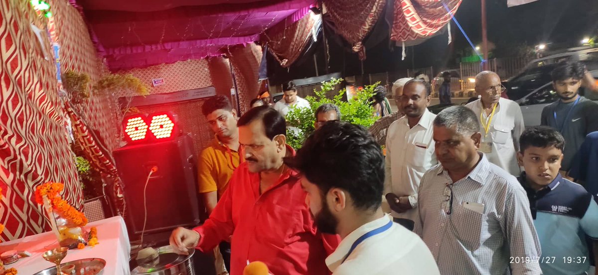 kstanwarbjp's tweet photo. पवित्र सावन के महीने में, दिल्ली कैंट में किर्बी प्लेस स्थित थिमैय्या पार्क में लगे "काँवर शिविर" की जोत प्रज्वलित की तथा कांवरियों को सम्बोधित किया और उन्हें शुभकामनायें दी ।
........जय-जय भोलेनाथ ........ @BJP4India  @BJP4Delhi  @BJYM https://t.co/1Lvtzw1nlX