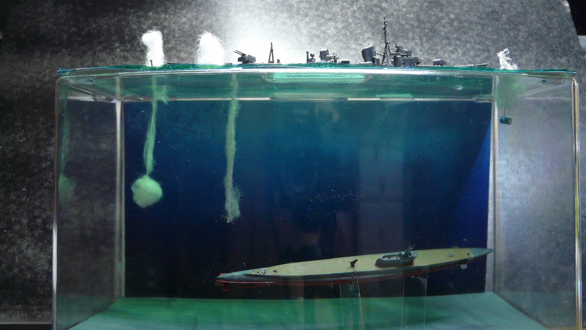 ট ইট র いわ なんちゃってモデラー 3ｄジオラマに挑戦てジオラマ て3ｄやんけ 船だと海上を走るシーンになるので 少し立体にしてみました ガトー級潜水艦に爆雷攻撃をする日本の駆逐艦 もう少し爆雷の表現を工夫しないとダメですね 3ｄ ジオラマ 船