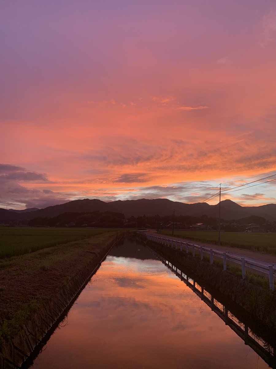 夏の夕方の空