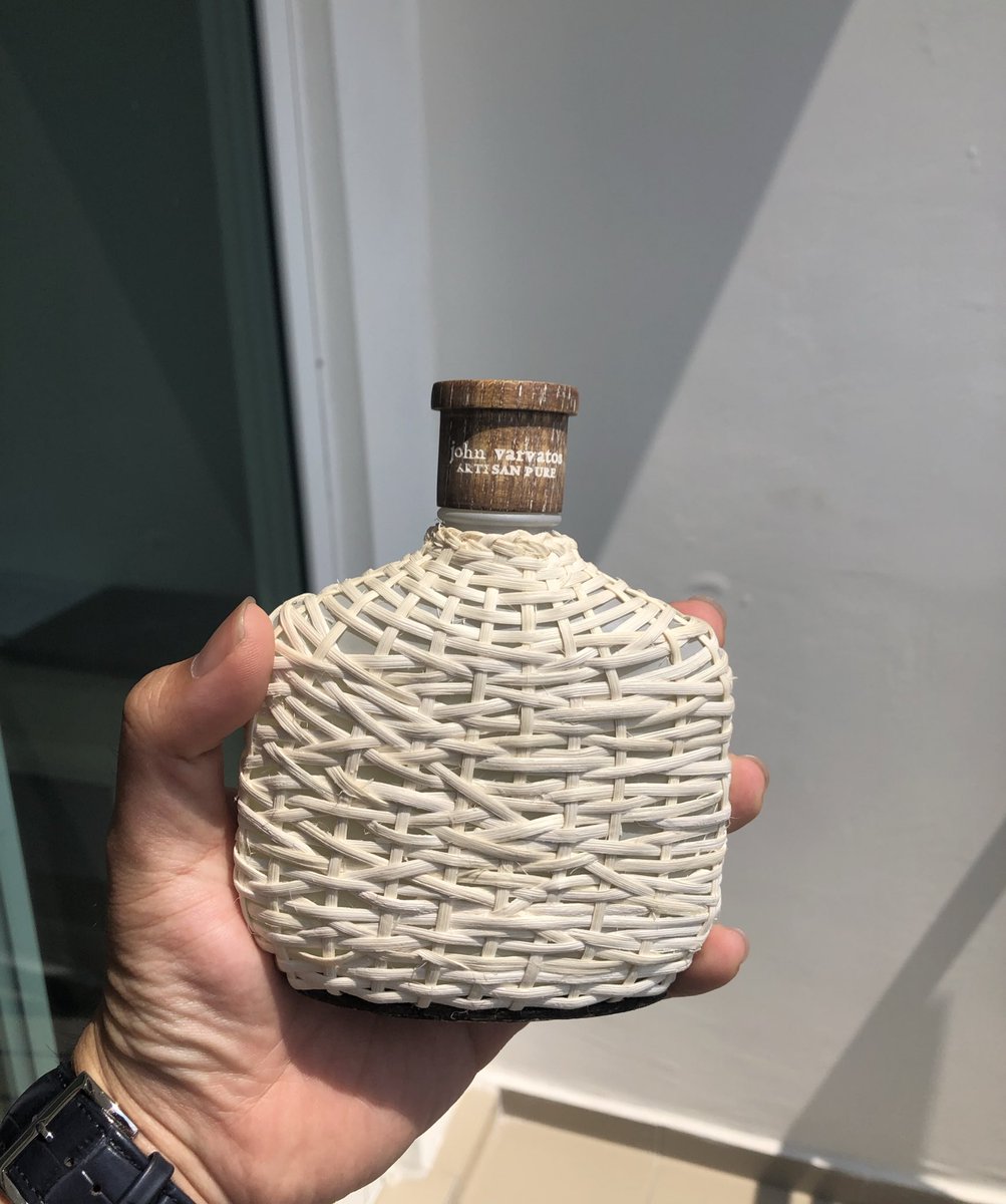 John Varvatos Artisan Pure. The citrusy of mandarin blended together with the white floral scent provides you those tropical vibes, in the great sunny heat. I would recommend you to wear it in your day time 8/10