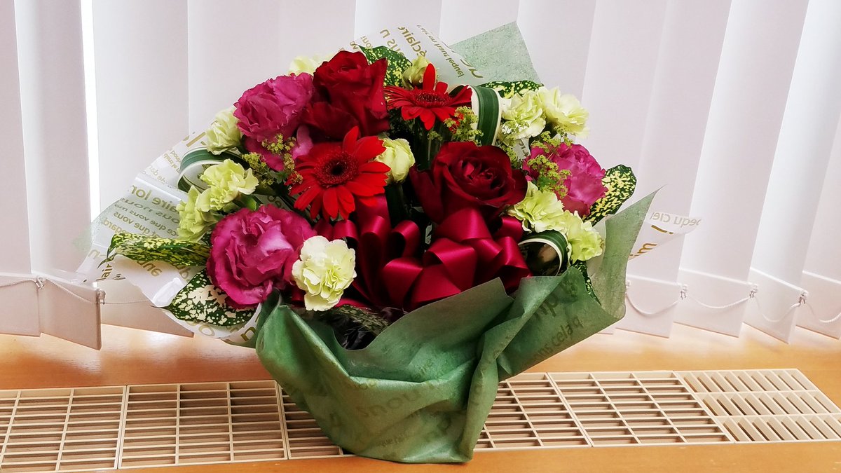 本日、誕生日を迎え、いつも支えていただいている国会の秘書のみなさんからお花をいただきました。バラの花に、赤いガーベラ。うれしい思いです。