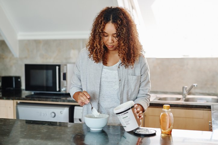 Met 9 gram eiwitten per 100 gram is magere kwark de perfecte workout-snack. Veel mensen vinden kwark alleen een beetje zuur en saai. Gelukkig kun je met de volgende toppings een waar feestje maken van jouw bakje kwark. Eet smakelijk! 

&gt; &gt; bit.ly/2Ke36Od