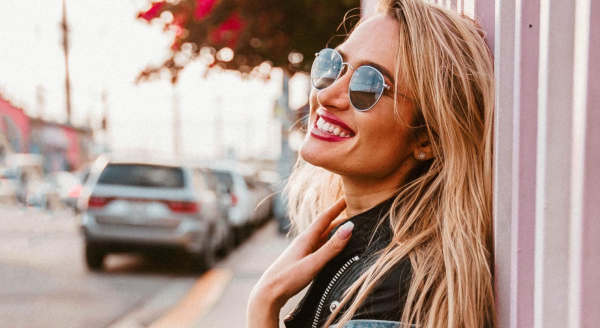 // Haartrend: Cherry blond haar 🍒 // We hebben weer een mooie haarkleur die je aan je lijstje kunt toevoegen! Dit keer staat er een warmere kleur in de spotlights. We hebben het over 'Cherry Blond' haar! bit.ly/2Yljlht #cherryblonde #blonde #kappersakademie #blog