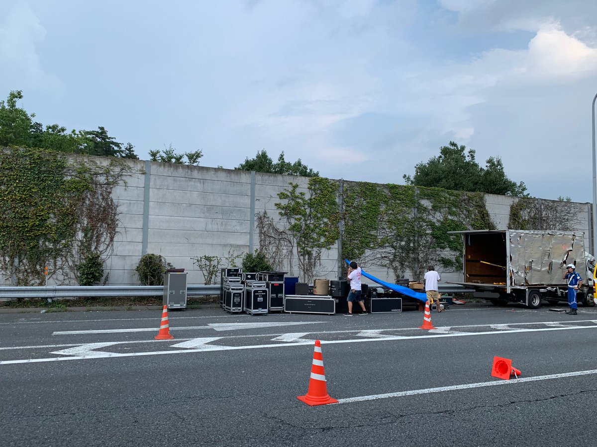 Kazuaki Kondo フジロック帰りの関越道の横転事故渋滞 事故車が機材車だった なかなかにエグい