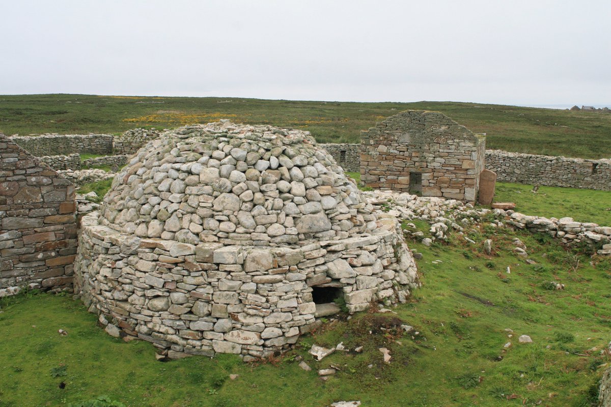 Muiredach anglicised to Murdoch/Murray means "chieftain"! Name of 13 Irish kings, 2 poets, an English ealdorman, 3 Scottish Mormaer, Scottish prince & Scottish abbot! Most famous is that island of Inishmurray, Co Sligo is named after 5th century St Muiredach of Killala, Co Mayo!