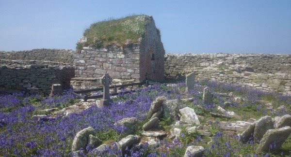 Muiredach anglicised to Murdoch/Murray means "chieftain"! Name of 13 Irish kings, 2 poets, an English ealdorman, 3 Scottish Mormaer, Scottish prince & Scottish abbot! Most famous is that island of Inishmurray, Co Sligo is named after 5th century St Muiredach of Killala, Co Mayo!