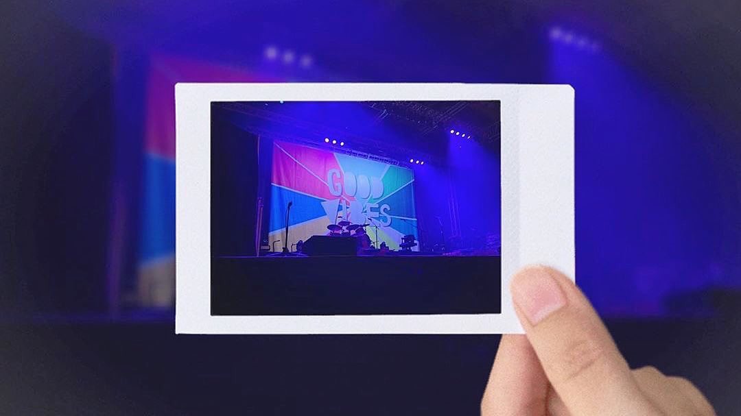 jason_mraz's tweet photo. Tonight will be the last night we hang our Good Vibes backdrop. Thank you for coming &amp; singing along. Thank you for being a messenger for peace, and a champion for good vibes. • Backdrop by @mona_tavakoli. Awesome pic by @charment_min https://t.co/R6kS5IaIFc