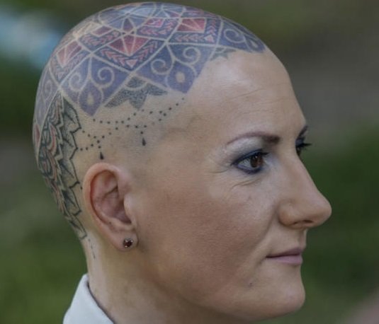 La lucha por la igualdad que #MEG lleva a cabo también engloba este tipo de discriminación. María Sánchez lleva 20 años trabajando como maitre y profesora, y su tatuaje en la cabeza (tras una larga enfermedad) no puede significarlo todo para apartarla de su camino y sus sueños.