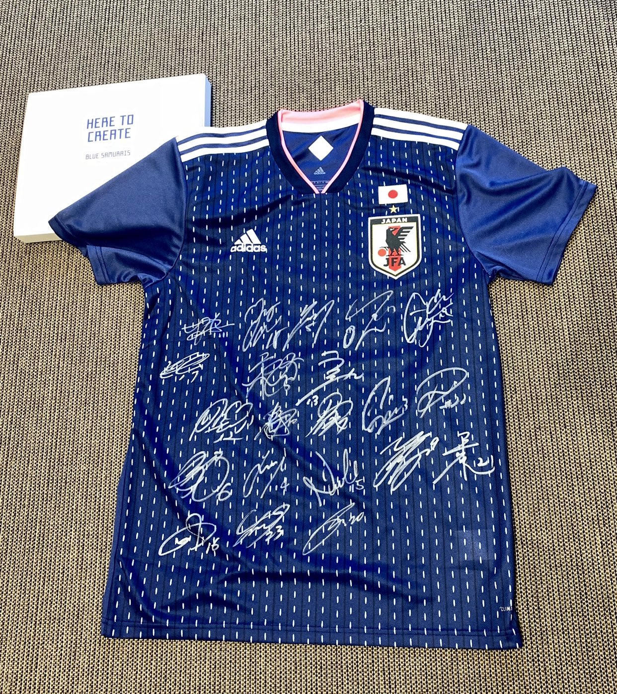 設楽洋 タラちゃん３ なでしこジャパン選手全員のサイン入りユニフォームが届きました Beamsはなでしこジャパンの公式スーツを作らせていただいています ガンバレ なでしこジャパン なでしこジャパン サッカー 公式スーツ Beamsf