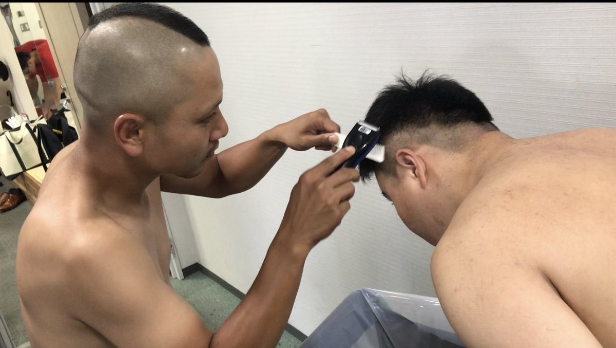 ট ইট র ニッポンの社長 辻 中谷がベトナムの路地にあるような床屋さんに散髪頼んでた 結果 何故か帽子かぶらされて 鬼のハメ撮り師になった