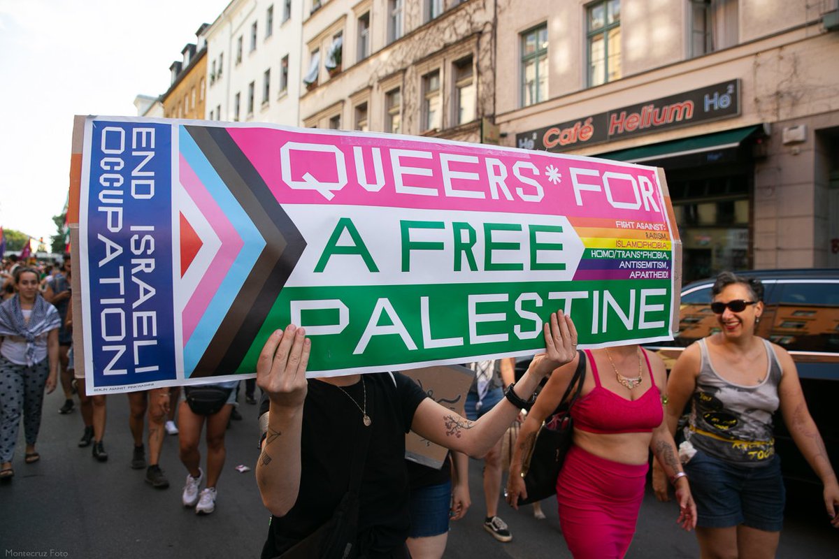 Montecruzfoto's tweet photo. Gallery: Queers for #Palestine Block at #RadicalQueerMarch in Berlin.
--> https://t.co/vCp1J7S6Ea
<-- #BDS #Berlin #Kreuzberg #FreePalestine #b2707 #csdberlin #queer https://t.co/CJeDaW6JN3