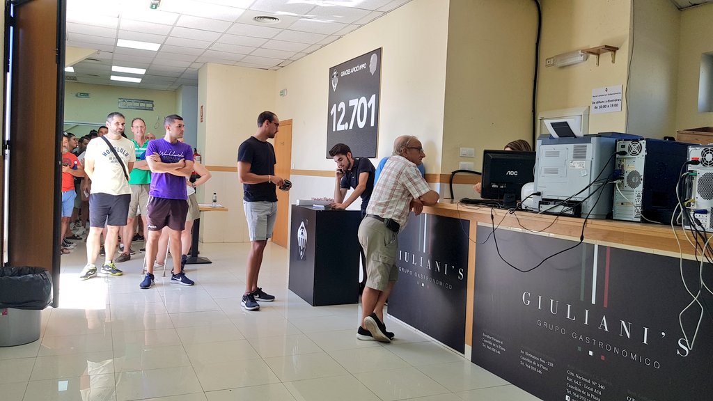 CDCastellon's tweet photo. Hoy arranca la fase para realizar nuevas altas y estas son las colas de la ilusión de los nuevos abonados del @CD_Castellon
¡Seguro que lo vamos a pasar muy bien en Castalia!
#CentPerCentAlbinegres
#PPO https://t.co/lqobjXJoNl