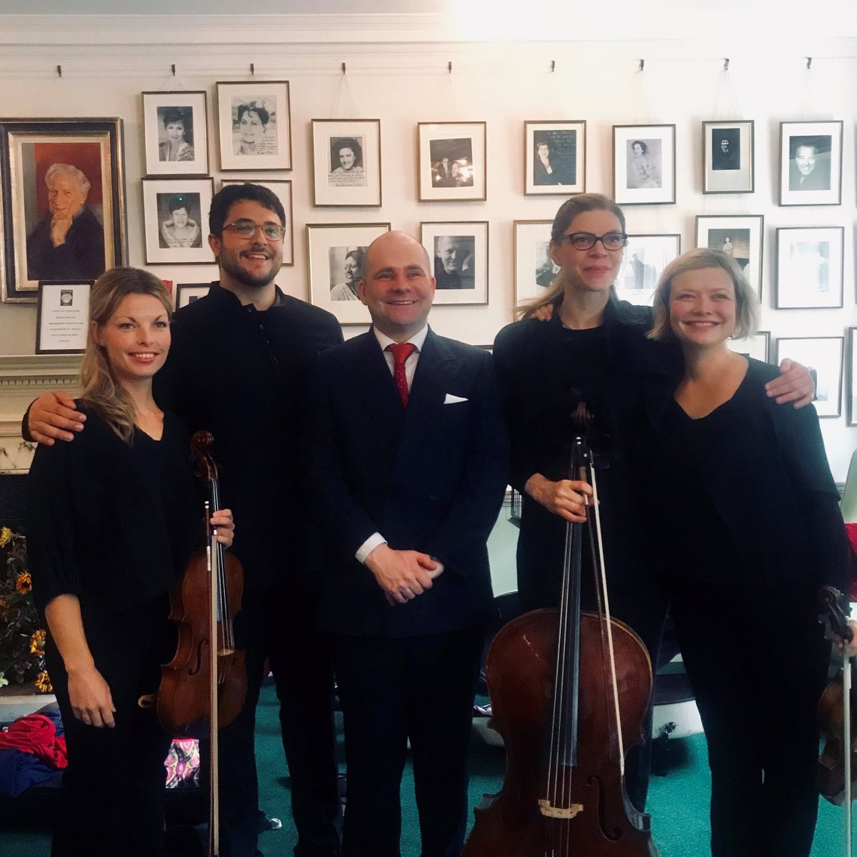 The wonderful @chiaroscuro4tet with @wigmore_hall Executive and Artistic Director John Gilhooly following a sold-out performance yesterday afternoon. Don't worry if you missed it, you can watch the entire performance here 👉wigmore-hall.org.uk/watch-listen/l…