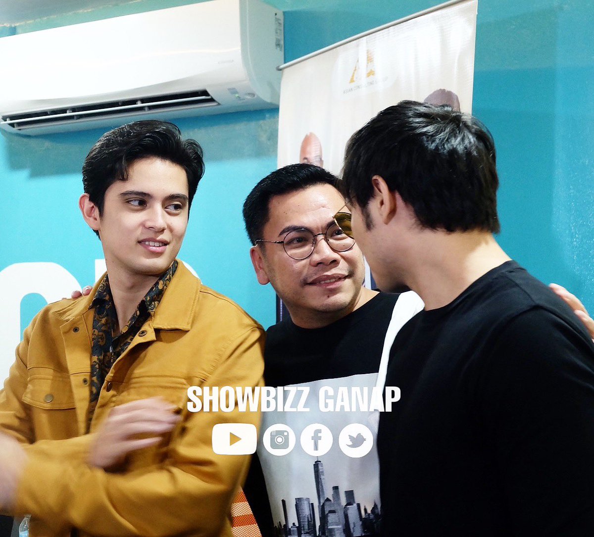 showbizzganap's tweet photo. James Reid ( @tellemjaye ), Mon Abrea and Kean Cipriano at Iwas Buwis-IT Book Launch 📷❤️ abangan ang interview sa Youtube Channel namin ( https://t.co/4LIpSezE7o ) 📹 #WeChooseACG #IwasBuwisIT #AskTheTaxWhiz #ShowbizzGanap #JamesReid https://t.co/IEDHu81tqL