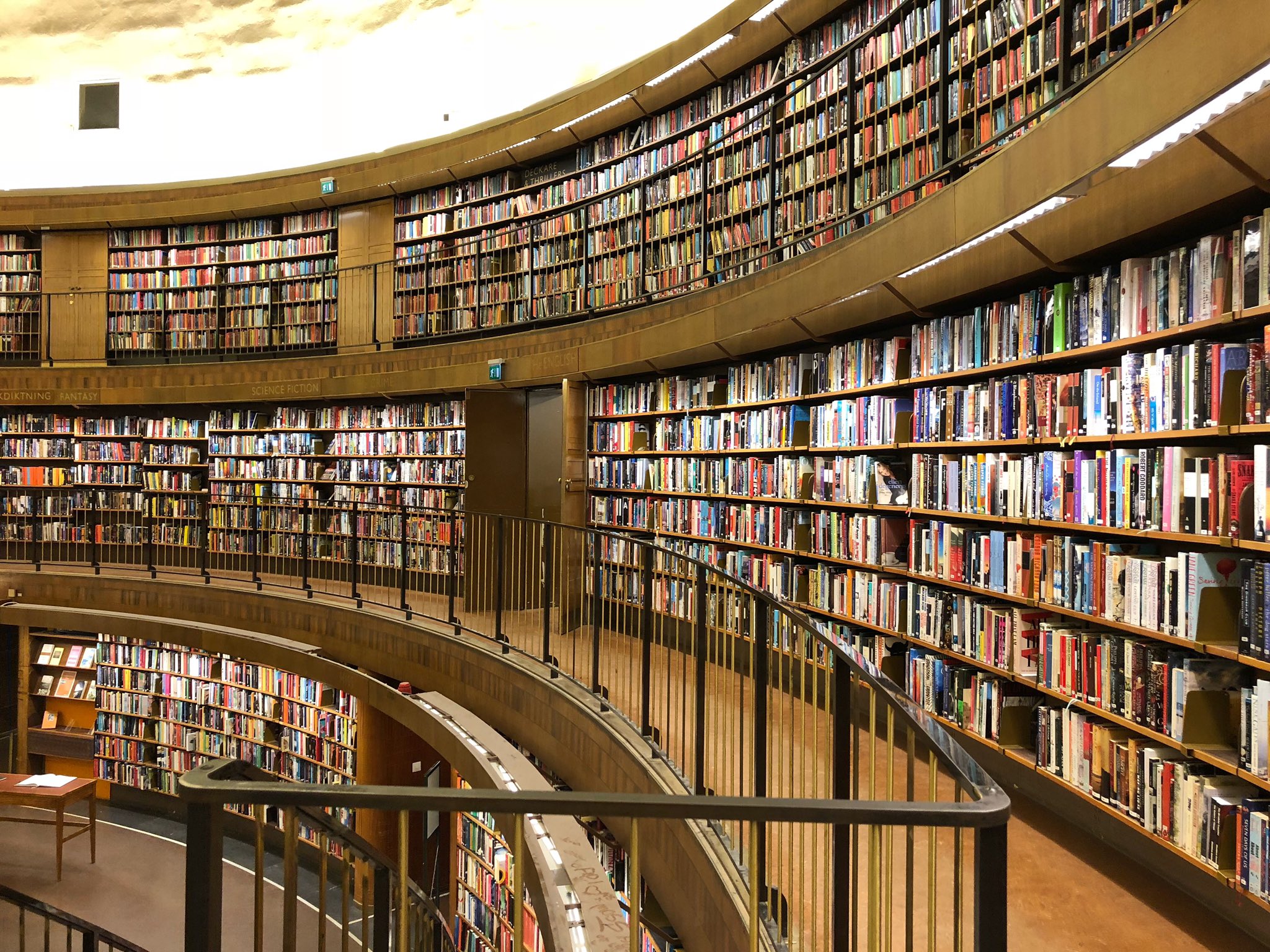 たびーら 北欧旅行 ストックホルムで行ってみたかった場所のひとつ ストックホルム市立図書館 360度本に囲まれたこの美しすぎる図書館 設計したのは モダン建築の巨匠エリック グンナール アスプルンド T Co Woci09r8bx Twitter