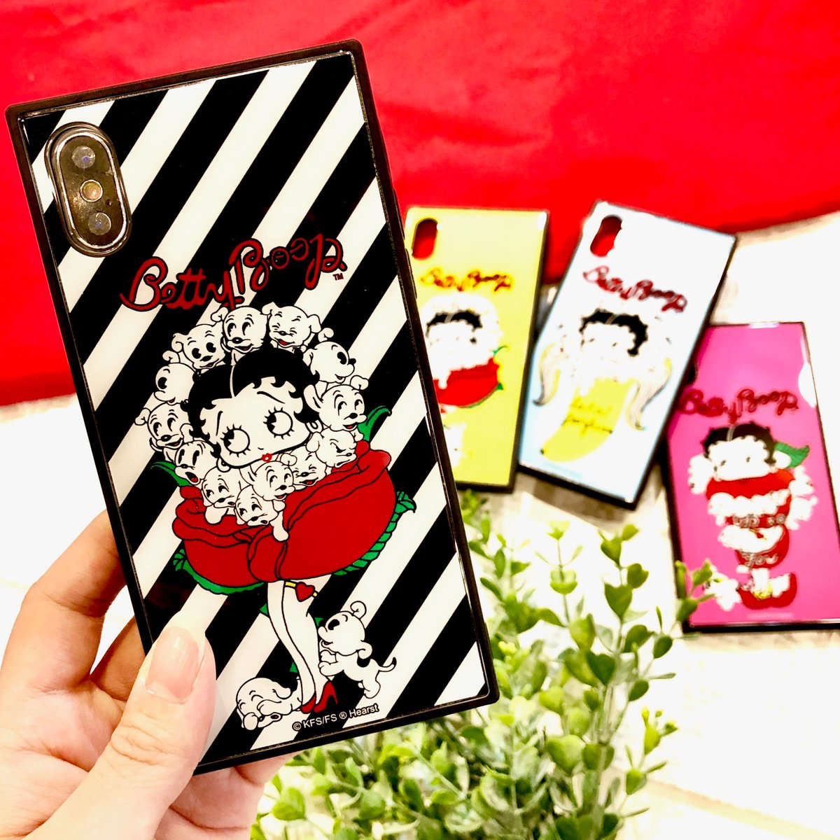 Smartlabo心斎橋 Sur Twitter New Gizmobies からとってもキュート でラブリー な 魅惑の ベティ ケース入荷しました 人気のスクエアケースは背面がガラス製で艶感up グリッターケースの透明感は夏にぴったり 対応機種はiphonex Xs 7 8