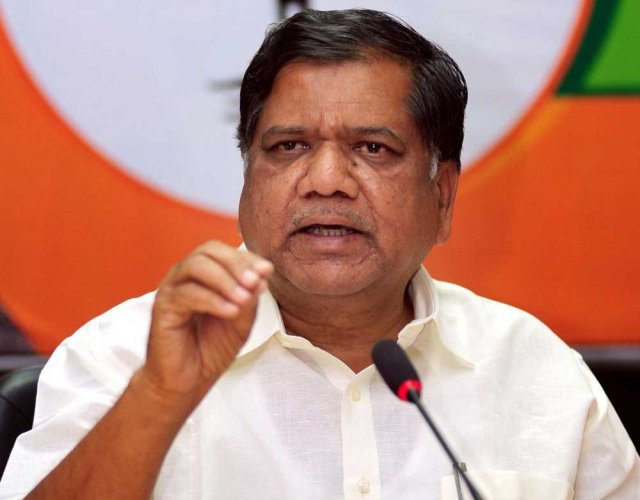 News9Tweets's tweet photo. #BIGNEWS: #KGBopaiah, #VishweshwarHegdeKageri and #JagadishShettar are reportedly in race for #Karnataka Assembly Speaker’s post.
#KarnatakaPolitics #CoalitionCollapse https://t.co/xzuJtQHZNN
